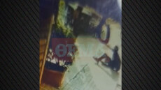 Ο 37χρονος που ξυλοκόπησε γυναίκα στα Εξάρχεια, έδειρε και άντρα στην Αλεξάνδρας - Δείτε τη στιγμή της επίθεσης