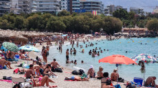 Βουλιάζουν από κόσμο οι παραλίες της Αττικής, δείτε φωτογραφίες 