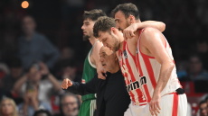 Ολυμπιακός - Παναθηναϊκός: Τραυματίστηκε στον αστράγαλο και αποχώρησε ο Βεζένκοβ, βλέπει το παιχνίδι από τον πάγκο 