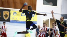 ΑΕΚ - Ολυμπιακός 36-30: Έμεινε ζωντανή και έστειλε τη σειρά των τελικών του χάντμπολ ανδρών σε 4ο παιχνίδι - Βίντεο 
