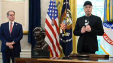 «Αποκάλεσε τον Μασκ απατεώνα και εκείνος τον χτύπησε στα πλευρά» - Ο καβγάς που έριξε λάδι στη φωτιά για τις σχέσεις του Mr Tesla με τον Λευκό Οίκο
