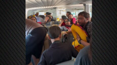 Δραματικό βίντεο από βύθιση σκάφους με τουρίστες στο Μπαλί - Έσπασαν τα παράθυρα, βούτηξαν στο νερό για να σωθούν