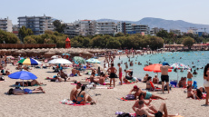 Το αδιαχώρητο στις παραλίες της Αττικής - Χιλιάδες λουόμενοι «βούλιαξαν» Ανάβυσσο, Σαρωνίδα και Λαγονήσι - Δείτε βίντεο