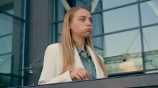 Γιατί αναστενάζω συνέχεια; Τι κρύβει αυτή η συνήθεια και τι σημαίνει για την υγεία