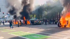 Χάος στο Λος Άντζελες: Τι είναι τα αυτόνομα οχήματα της υπηρεσίας ταξί Waymo που πυρπολούν οι διαδηλωτές