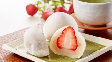 Mochi: Πώς φτιάχνεται το ιαπωνικό γλυκό που κάνει θραύση