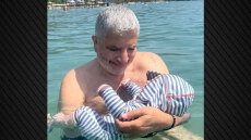 Γιώργος Πατούλης: Το πρώτο μπάνιο στη θάλασσα για τον 4 μηνών γιο του, δείτε φωτογραφία