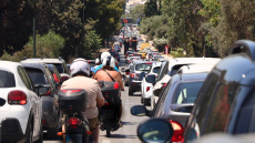 Προβλήματα στην κυκλοφορία στη λεωφόρο Ποσειδώνος, στο ύψος της Καλλιθέας  - Όχημα έπεσε από αυτοκινητάμαξα