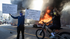 Παράνομες οι συναθροίσεις στο Λος Άντζελες, ανακοίνωσε η Αστυνομία - Επιμένει ο κυβερνήτης της Καλιφόρνιας ότι θα μηνύσει τον Τραμπ για την Εθνοφρουρά