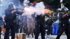 Κλιμακώνει ο Τραμπ στο Λος Άντζελες: Στέλνει 500 πεζοναύτες να συνδράμουν την Εθνοφρουρά