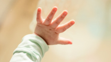 Βρέφος 9 μηνών με μώλωπες στο Παίδων - Η καταγγελία της γιατρού και οι ισχυρισμοί των γονιών του