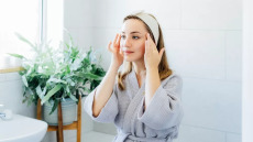 Αντιγήρανση: Κάνουμε face yoga σύμφωνα με την ηλικία και τις ανάγκες του δέρματός μας
