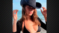 Χέιλι Μπίμπερ: Οι φωτογραφίες με μαγιό και η «ψυχανάλυση όλο το καλοκαίρι» που διέγραψε