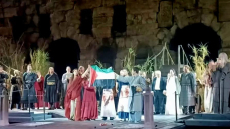 Καλλιτέχνες ύψωσαν τη σημαία της Παλαιστίνης στο Ηρώδειο - Δείτε βίντεο και φωτογραφίες