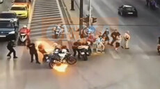 Η στιγμή που πέταξαν μολότοφ σε αστυνομικούς στο τέλος της πορείας για την Παλαιστίνη - Δίπλα υπήρχαν πολίτες
