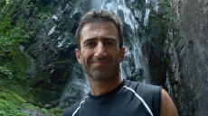 Ελικόπτερο παρέλαβε τον ορειβάτη από τη χαράδρα στη Δράμα - Βρέθηκε χωρίς τις αισθήσεις του μετά την πτώση από αρκούδα που τον έσπρωξε