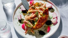 Ανοιχτή οφτή πατάτα με καπνιστή πέστροφα