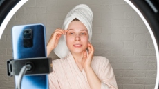 Επιστήμονες εφιστούν την προσοχή στους έφηβους που βλέπουν βίντεο περιποίησης δέρματος στο TikTok