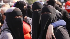 Συρία: Καλεί τις γυναίκες να φορούν «φαρδιά και σεμνά» ρούχα και μπουρκίνι στις παραλίες