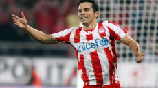 O Σαβιόλα με τη συλλεκτική φανέλα των 100 χρόνων του Ολυμπιακού - Τιμή μου που ήμουν μέρος της ιστορίας του, έγραψε - Φωτογραφίες 