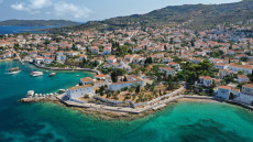 Αντιδράσεις στις Σπέτσες και αίτημα διακοπής για το έργο ηλεκτροφωτισμού  στην περιμετρική: Αλλάζει τη φυσιογνωμία του νησιού