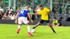 Ο Ροναλντίνιο έκανε... χαζό τον σωματοφύλακα του Μέσι σε φιλανθρωπικό αγώνα - Δείτε βίντεο
