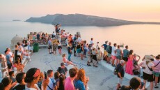 Visa: Με δαπάνη άνω των 18.000 ευρώ 1 στα 5 ταξίδια Αμερικανών φέτος στην Ελλάδα