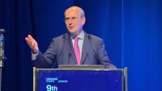 Χατζηδάκης στο LinkedIn: Το 2024 πετύχαμε τη 2η καλύτερη επίδοση στις Άμεσες Ξένες Επενδύσεις από το 1990