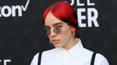 Μπίλι Άιλις: Θαυμαστής της την τράβηξε βίαια προς το μέρος του - Δείτε το βίντεο