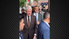 Ο Κλίντον σε μία στιγμή… Μπάιντεν – Παραπατά, γίνεται viral και προκαλεί ανησυχία για την υγεία του (βίντεο)