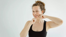 Διπλοσάγονο: Η άσκηση face yoga που καταπολεμά το προγούλι – Ξεκινήστε τώρα!
