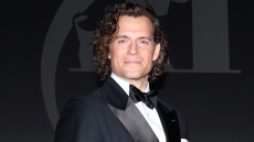 O Χένρι Καβίλ έγινε αγνώριστος μετά την αλλαγή  στα μαλλιά του