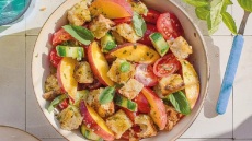 Φτιάχνουμε 29 εύκολες και δροσερές σαλάτες με καλοκαιρινά φρούτα