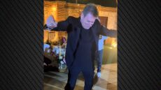 Ο Άγγελος Διονυσίου χορεύει ζεϊμπέκικο του πατέρα του στον γάμο του αδερφού του - Δείτε βίντεο