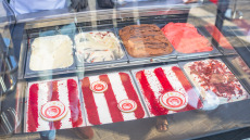 Παγωτό με επετειακή γεύση «Ολυμπιακός 100 Χρόνια» έγινε ανάρπαστο στον Πειραιά - Φωτογραφίες 