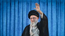 Αλί Χαμενεΐ: Ποιος είναι ο σκληροπυρηνικός ηγέτης του Ιράν που είναι νούμερο 1 στόχος για Ισραήλ και ΗΠΑ