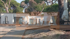 Αυθαίρετα πολυτελή bungalows ξεφύτρωσαν «εν μια νυκτί» εντός του Εθνικού Πάρκου του Σχινιά - Δείτε φωτογραφίες