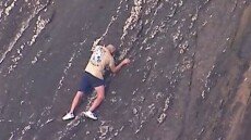 Αυστραλός πεζοπόρος «κόλλησε» 2 ώρες σε γκρεμό στο Κουίνσλαντ - Δείτε βίντεο από την επιχείρηση διάσωσής του