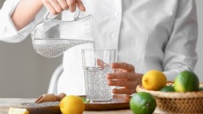 Νερό με σπόρους chia: To viral superfood ρόφημα που εγκρίνουν οι γιατροί