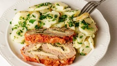 Ρολό κιμά ψητό γεμιστό με ομελέτα και πατάτες αλά Λιόν