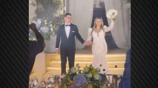 Παντρεύτηκαν και με θρησκευτικό γάμο οι Μάνταλος και Καπογιάννη - Με Forza AEKάρα η είσοδος του ζευγαριού στη δεξίωση 