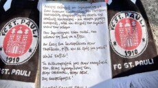 Λουλούδια των οπαδών της Ζανκτ Πάουλι για τον Χατζηχρήστο: «Σεβασμός στον άνθρωπο που σημάδεψε την οπαδική κουλτούρα»
