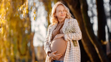 Μητέρα μετά τα 50: Γίνεται; Όλα όσα πρέπει να γνωρίζετε για μια ασφαλή κύηση
