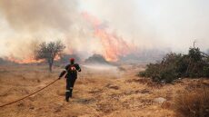 Πάνω από 70 συλλήψεις και σχεδόν 400.000 ευρώ πρόστιμα για πυρκαγιές από την αρχή του έτους