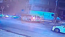 Βίντεο-ντοκουμέντο από την άγρια καταδίωξη στο Χαϊδάρι: Η στιγμή που το ΙΧ γκρεμίζει τη μηχανή, αφού οι επιβάτες της τον πυροβόλησαν