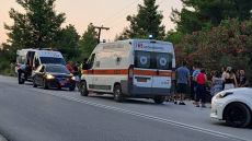 Αυτοκίνητο έπεσε σε στάση ΚΤΕΛ στη Χαλκιδική - Δύο τραυματίες