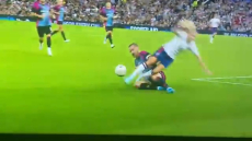 Μπονούτσι: «Ξέχασε» ότι είναι φιλανθρωπικός αγώνας και… σάρωσε τη Χόουτον με τάκλιν! - Βίντεο
