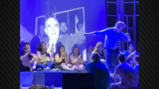 Ο Παύλος Γερουλάνος χόρεψε ζεϊμπέκικο με φόντο τον Ανδρέα Παπανδρέου σε θεατρική παράσταση - Δείτε βίντεο