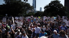 Πέθανε άνδρας που είχαν πυροβολήσει στις διαδηλώσεις κατά του Τραμπ
