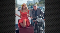 Η Νατάσα Θεοδωρίδου εξήγησε γιατί μεταμορφώθηκε σε Αλίκη Βουγιουκλάκη στο νέο της βιντεοκλίπ